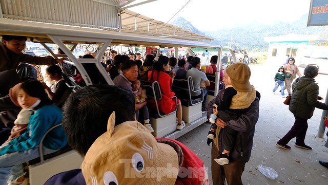 Hàng nghìn du khách đổ về thăm suối cá thần ngày cuối nghỉ Tết Nguyên đán Quý Mão - Ảnh 3.
