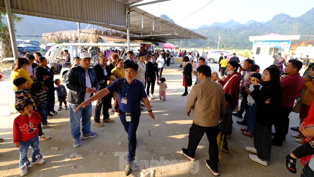 Hàng nghìn du khách đổ về thăm suối cá thần ngày cuối nghỉ Tết Nguyên đán Quý Mão - Ảnh 2.