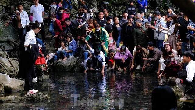 Hàng nghìn du khách đổ về thăm suối cá thần ngày cuối nghỉ Tết Nguyên đán Quý Mão - Ảnh 1.