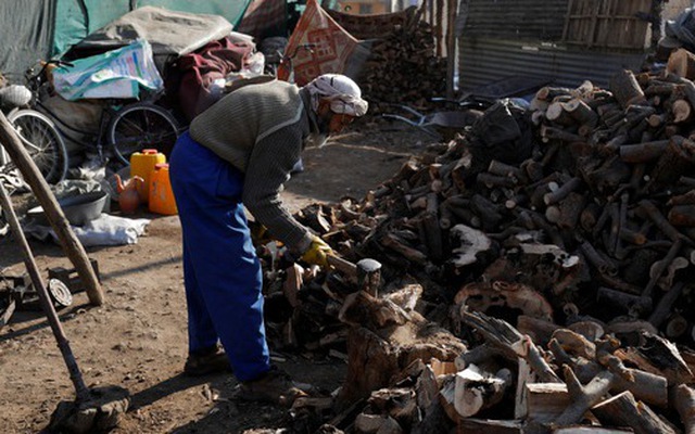 Một người lao động làm việc tại cửa hàng gỗ ở Kabul, Afghanistan, ngày 26-1 - Ảnh: REUTERS