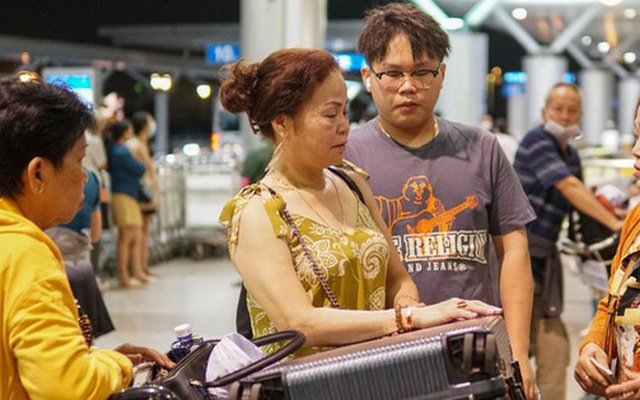 Du khách Việt tại sân bay quốc tế Tân Sơn Nhất mùng 2 Tết - Ảnh: HẢI KIM