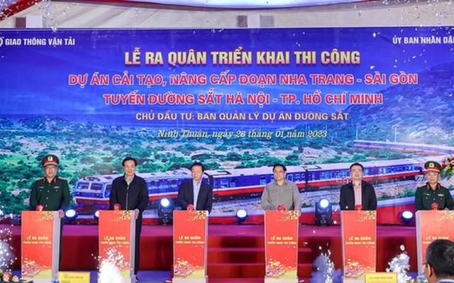 Thủ tướng Phạm Minh Chính và các đại biểu dự lễ ra quân dự án nâng cấp tuyến đường sắt Nha Trang - Sài Gòn - Ảnh: VGP/Nhật Bắc