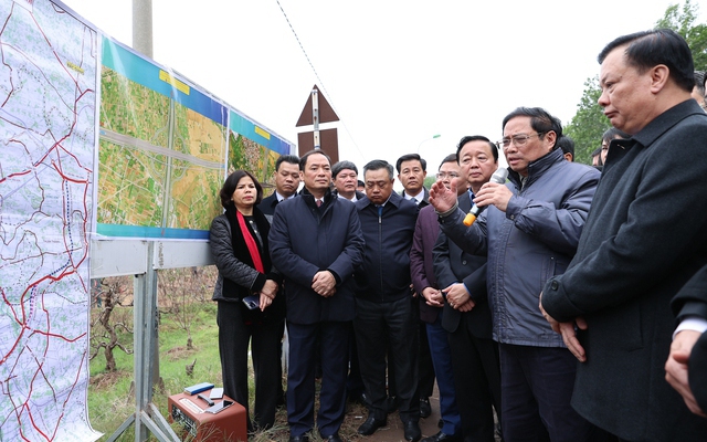 Thủ tướng Phạm Minh Chính đi kiểm tra thực địa dự án đường Vành đai 4 Vùng Thủ đô tại khu vực nút giao với đại lộ Thăng Long - Ảnh: VGP/Nhật Bắc