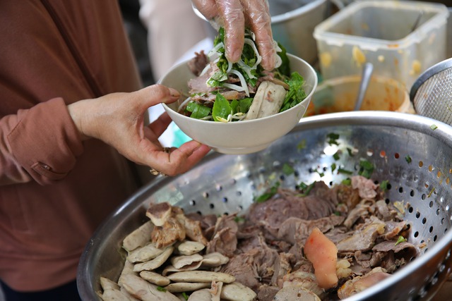 Những quán ăn không giữ lập trường khi mỗi ngày bán một món khác nhau nhưng ngày nào cũng đông khách ghé - Ảnh 16.