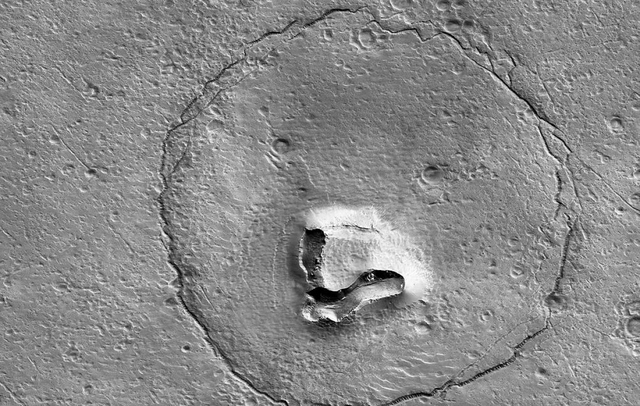 Độc đáo những bức ảnh hình mặt gấu trên sao Hỏa - Ảnh 1.