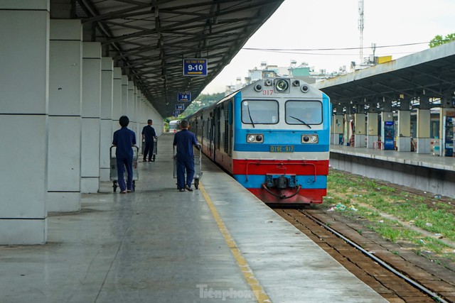 Mùng 7 tháng Giêng: Sân ga nhộn nhịp hành khách trở về TPHCM - Ảnh 13.