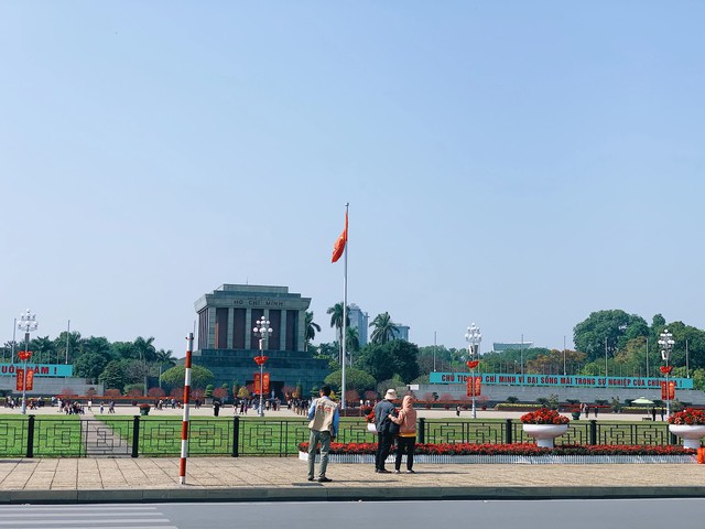 People in Hanoi take advantage of the race to travel to the spring to finish the New Year's Day, the 7th, but many places are still crowded - Photo 9.