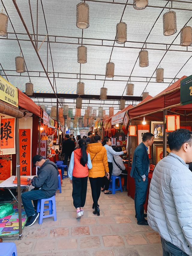 People in Hanoi take advantage of the race to travel to the spring to finish the New Year's Day, the 7th, but many places are still crowded - Photo 8.