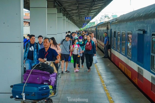 Mùng 7 tháng Giêng: Sân ga nhộn nhịp hành khách trở về TPHCM - Ảnh 3.