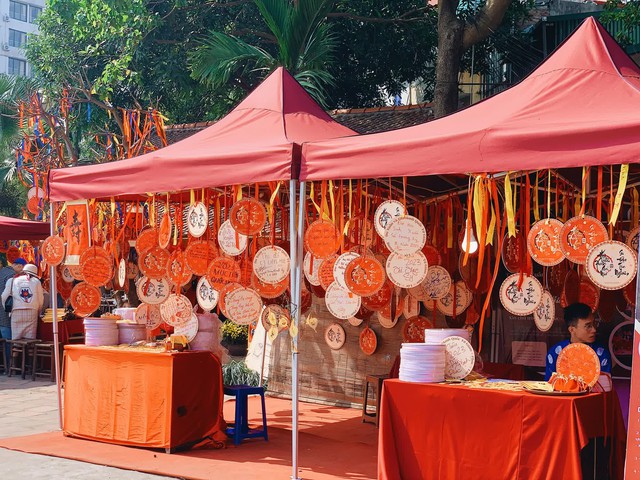 People in Hanoi take advantage of the race to travel to the spring to finish the Tet and 7th days, but many places are still crowded - Photo 6.