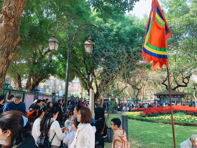 People in Hanoi take advantage of the race to travel the spring to the end of the New Year and the 7th, but many places are still crowded - Photo 4.