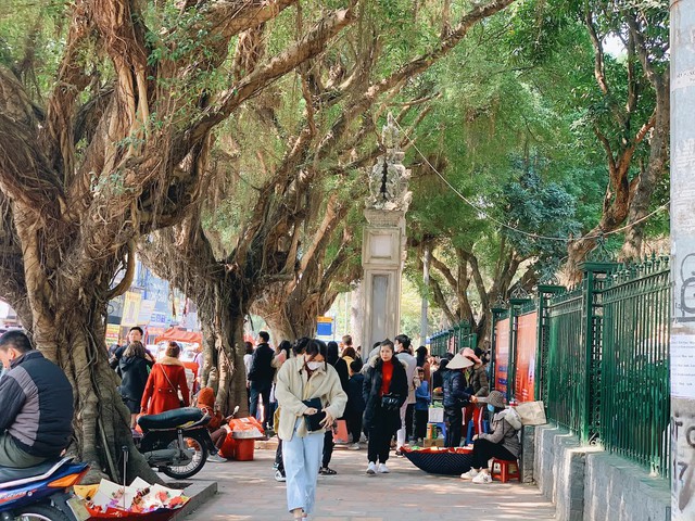 Dân tình ở Hà Nội tranh thủ chạy đua du xuân nốt những ngày Tết, mùng 7 mà nhiều nơi vẫn đông nghịt - Ảnh 3.