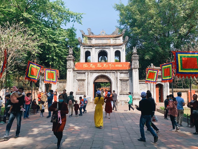 People in Hanoi take advantage of the spring travel race to finish the Tet and 7th days, but many places are still crowded - Photo 2.