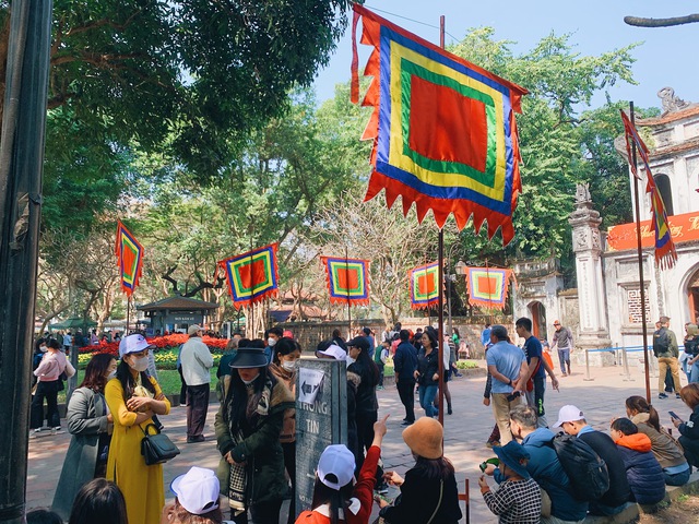 Dân tình ở Hà Nội tranh thủ chạy đua du xuân nốt những ngày Tết, mùng 7 mà nhiều nơi vẫn đông nghịt - Ảnh 1.