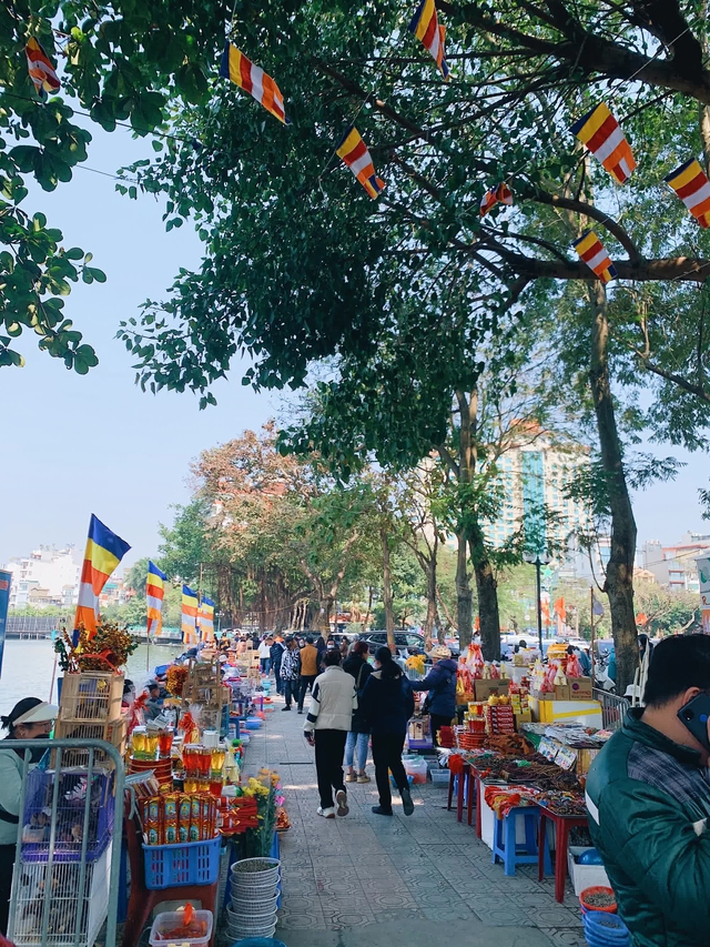 Dân tình ở Hà Nội tranh thủ chạy đua du xuân nốt những ngày Tết, mùng 7 mà nhiều nơi vẫn đông nghịt - Ảnh 17.