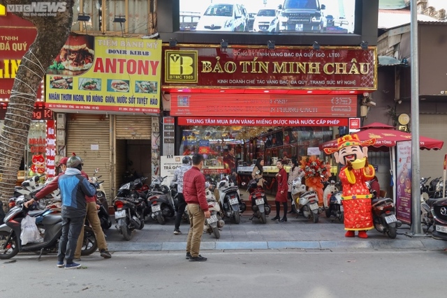 Hà Nội: Trang trí bắt mắt, cửa hàng vàng vẫn vắng vẻ trước ngày vía Thần Tài - Ảnh 3.