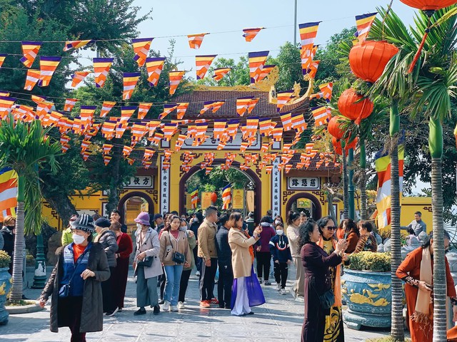 Dân tình ở Hà Nội tranh thủ chạy đua du xuân nốt những ngày Tết, mùng 7 mà nhiều nơi vẫn đông nghịt - Ảnh 15.