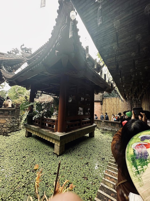 Visiting Bac Ninh on the first day of the year, where there is a clear Ngoc Well visited by many young people - Photo 16.