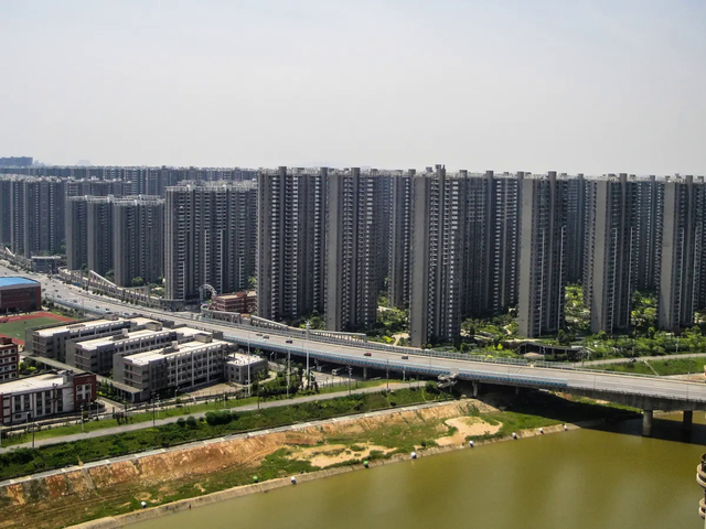 Đổ dồn tiền vào mua bất động sản, người dân Trung Quốc rơi vào bước đường cùng - Ảnh 4.