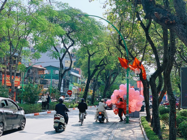 People in Hanoi take advantage of the race to travel to the Spring Festival, but many places are still crowded - Photo 12.