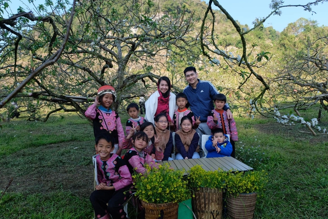 Gia đình mê du lịch mãn nhãn với sắc hoa tớ dày nhuộm hồng núi rừng Mộc Châu - Ảnh 8.