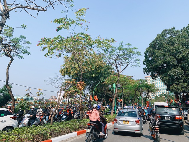 Dân tình ở Hà Nội tranh thủ chạy đua du xuân nốt những ngày Tết, mùng 7 mà nhiều nơi vẫn đông nghịt - Ảnh 11.