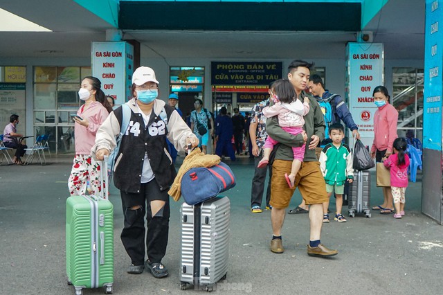 Mùng 7 tháng Giêng: Sân ga nhộn nhịp hành khách trở về TPHCM - Ảnh 5.