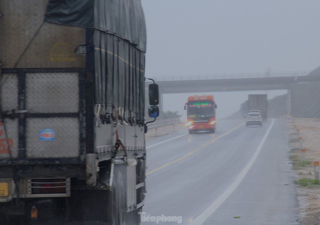 Cao tốc Cam Lộ - La Sơn - Túy Loan tấp nập xe cộ sau Tết - Ảnh 14.