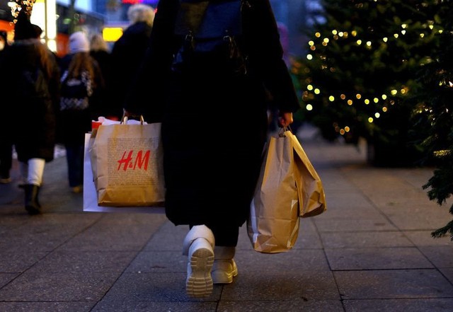  LVMH vs H&M: Khi ngành xa xỉ đánh bại thời trang ‘ăn liền’ trong khủng hoảng  - Ảnh 2.