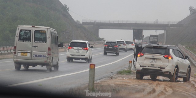 Cao tốc Cam Lộ - La Sơn - Túy Loan tấp nập xe cộ sau Tết - Ảnh 2.
