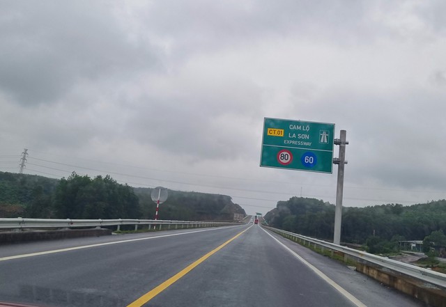 Cao tốc Cam Lộ - La Sơn - Túy Loan tấp nập xe cộ sau Tết - Ảnh 1.
