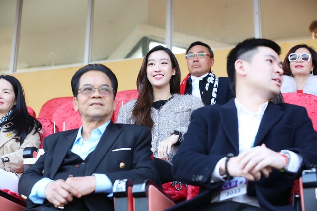 Hoa hậu Đỗ Mỹ Linh đến sân Hàng Đẫy cổ vũ đội bóng của ông xã tranh Siêu cúp - Ảnh 4.