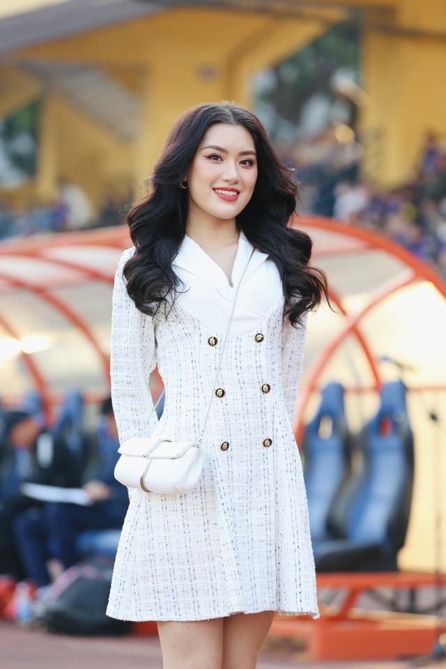 Hoa hậu Đỗ Mỹ Linh đến sân Hàng Đẫy cổ vũ đội bóng của ông xã tranh Siêu cúp - Ảnh 17.