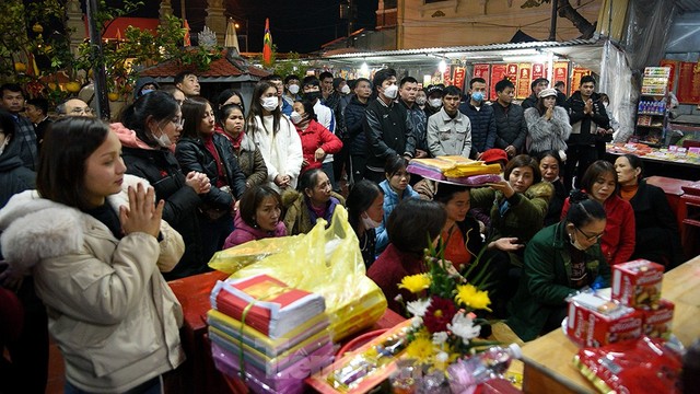 Người dân chen chân về Phủ Dầy dâng lễ, tham gia phiên Chợ Viềng mua may bán rủi trong đêm - Ảnh 10.