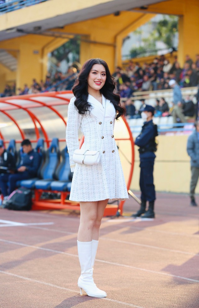Hoa hậu Đỗ Mỹ Linh đến sân Hàng Đẫy cổ vũ đội bóng của ông xã tranh Siêu cúp - Ảnh 16.