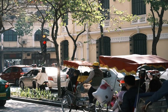  Dân tình Hà Nội đổ xô ra đường, tận hưởng nốt ngày nghỉ cuối cùng của dịp Tết Nguyên đán - Ảnh 2.