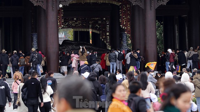 Hàng vạn người về chùa Tam Chúc du xuân, lễ Phật - Ảnh 6.