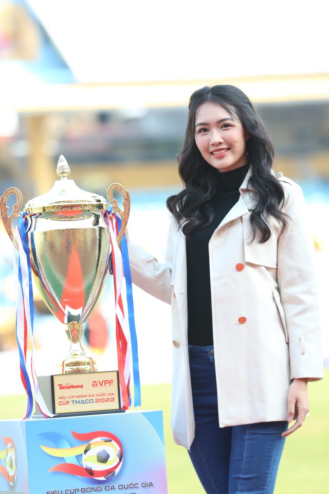 Hoa hậu Đỗ Mỹ Linh đến sân Hàng Đẫy cổ vũ đội bóng của ông xã tranh Siêu cúp - Ảnh 14.