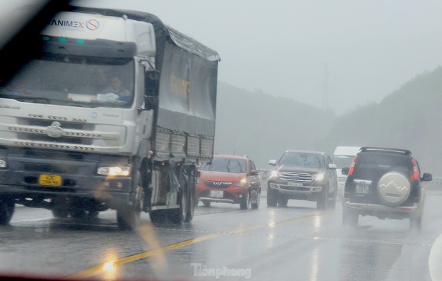 Cao tốc Cam Lộ - La Sơn - Túy Loan tấp nập xe cộ sau Tết - Ảnh 9.