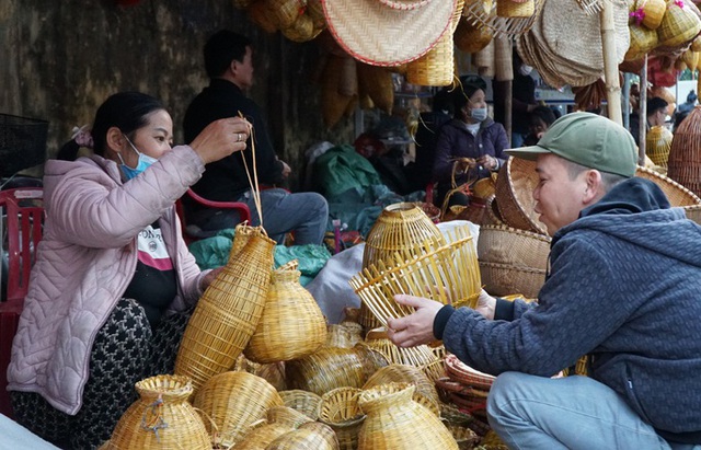 Biển người xuyên đêm đi chợ Viềng mua may bán rủi - Ảnh 8.