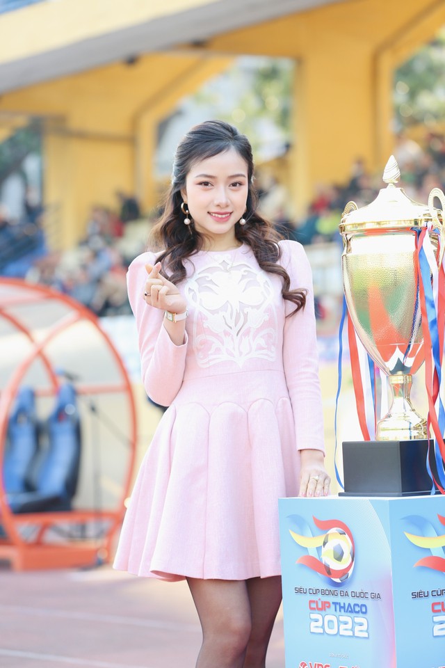 Hoa hậu Đỗ Mỹ Linh đến sân Hàng Đẫy cổ vũ đội bóng của ông xã tranh Siêu cúp - Ảnh 12.