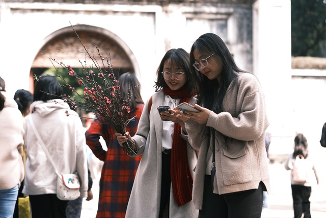  Dân tình Hà Nội đổ xô ra đường, tận hưởng nốt ngày nghỉ cuối cùng của dịp Tết Nguyên đán - Ảnh 24.