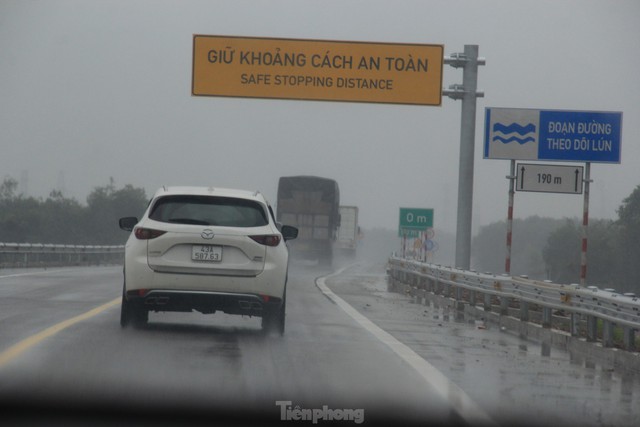 Cao tốc Cam Lộ - La Sơn - Túy Loan tấp nập xe cộ sau Tết - Ảnh 6.