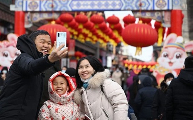 Một gia đình du xuân tại thành phố cảng Thiên Tân, phía bắc Trung Quốc - Ảnh: XINHUA