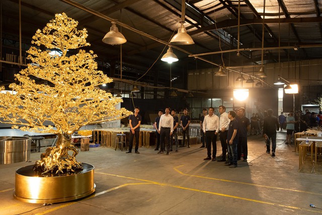 The owner of 2 gilded apricot trees worth 11 billion VND has just set a Vietnamese record: I hope to contribute to honoring the traditional values ​​of the Vietnamese New Year - Photo 2.