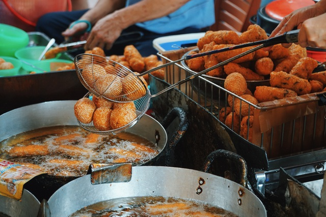 Restaurants cannot rush in Hanoi, crowded with people queuing for all famous delicacies - Photo 14.