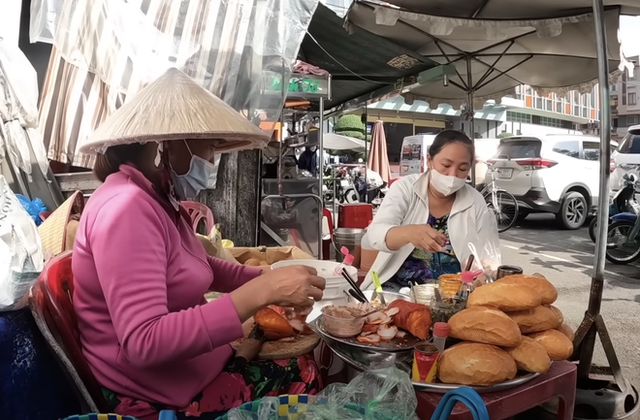  Hàng bánh mì xíu mại có tuổi đời hơn 40 năm khiến chàng du khách Mỹ mê mẩn, mua nhiều đến nỗi chủ quán quen mặt - Ảnh 4.