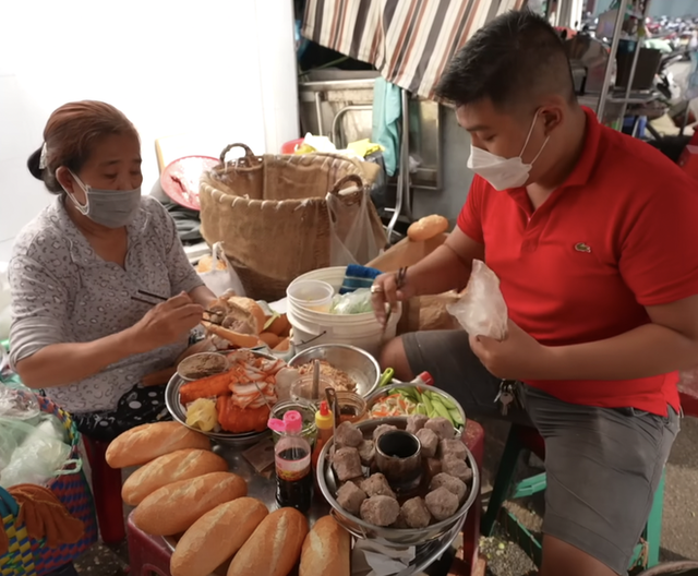 The shop of shumai bread is more than 40 years old, making the American tourist fascinated, buying so much that the owner is familiar - Photo 3.