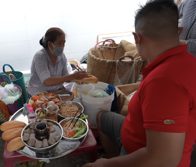 The shop of shumai bread is more than 40 years old, making the American tourist fascinated, buying so much that the owner is familiar - Photo 2.