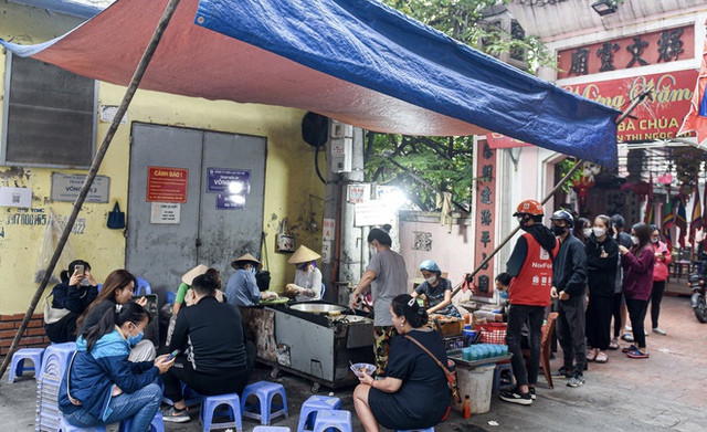 Restaurants can't rush in Hanoi, crowded with people queuing for all famous delicacies - Photo 11.